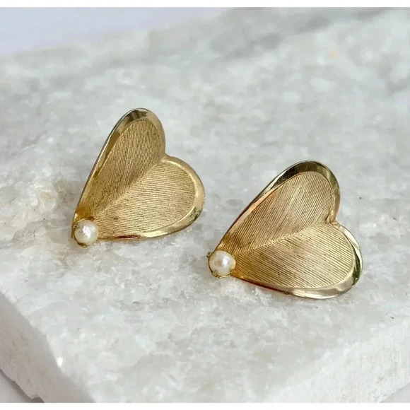Vintage Gold Toned Heart Shaped Textured Cultured Pearl Screw MCM Stud Earrings - Picture 1 of 6